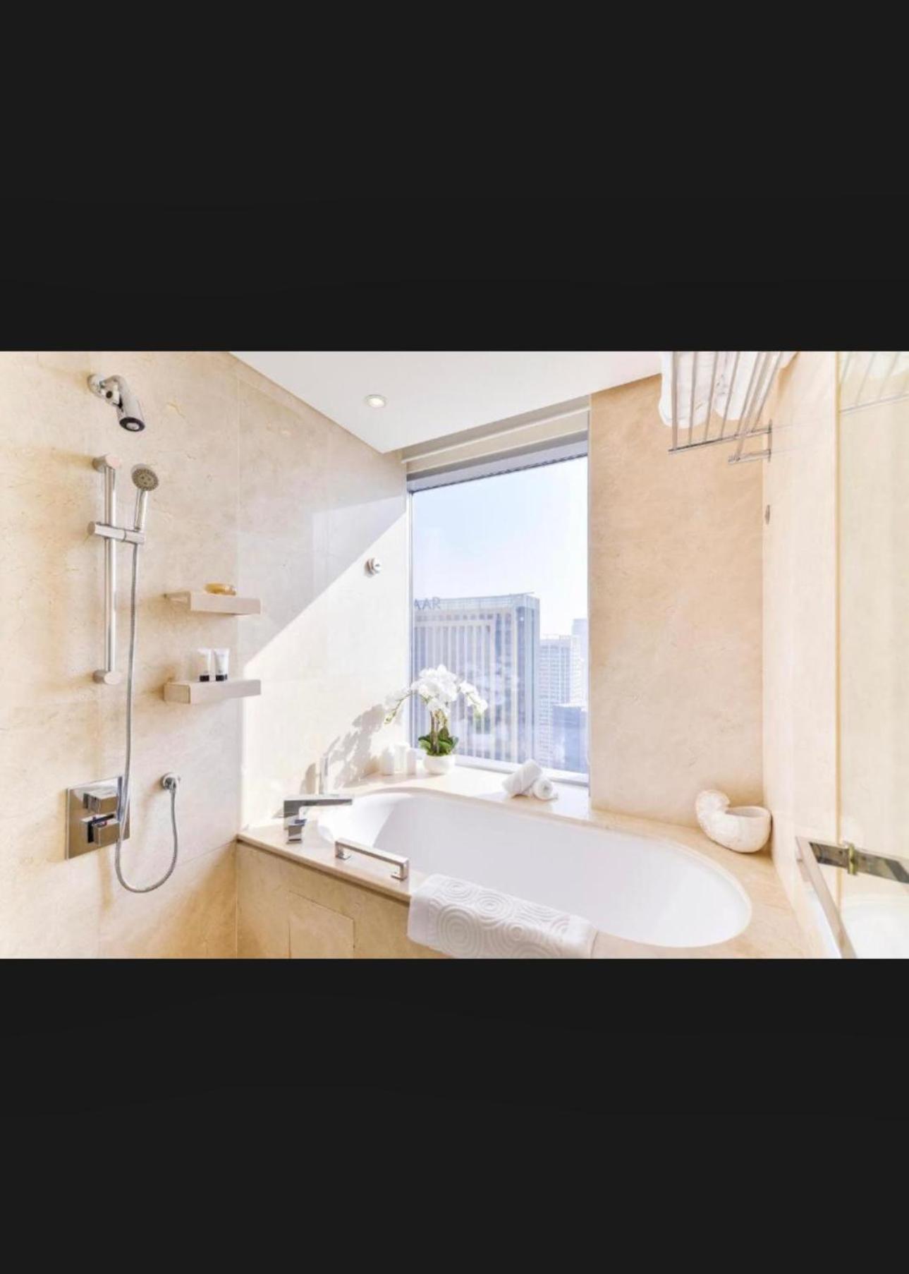 Address Marina Mall Suites - Full Marina Views, Balcony, Kitchen & Parking شقة *